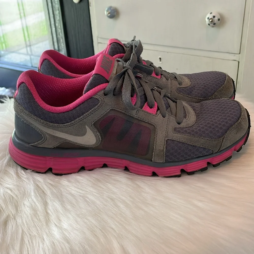 Nike tennis Shoes Gray Pink 10